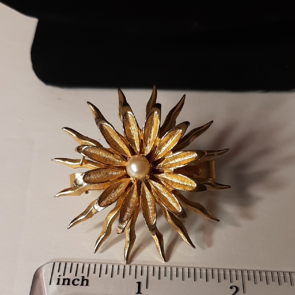 1950's Vintage Goldtone Sunburst Brooch with Pearl Accent & a Hinged Clip - Picture 14 of 14